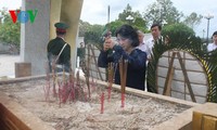 รองประธานรัฐสภาเหงียนถิกิมเงินจุดธูปสักการะทหารพลีชีพที่กำแพงเก่าก๋วางตริ