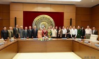 รองประธานรัฐสภาเหงียนถิกิมเงินพบปะสมาชิกรัฐสภาจังหวัดเหงะอานในสมัยต่างๆ