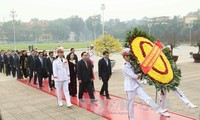 ผู้นำพรรคและรัฐไปวางพวงมาลาที่สุสานประธานโฮจิมินห์