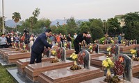 นายกรัฐมนตรีจุดธูปที่สุสานทหารพลีชีพ A1 ในจังหวัดเดียนเบียน