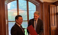 Vietnam, UK boost finance cooperation