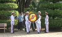 Dâng hương tưởng niệm, tri ân các anh hùng liệt sỹ đã hy sinh vì sự nghiệp giải phóng dân tộc