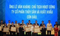 Tôn vinh doanh nhân, doanh nghiệp tiêu biểu đóng góp vào phong trào xây dựng nông thôn mới