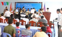 Tỉnh Long An tặng quà cho Việt kiều và người Campuchia nghèo ở Phnom Penh