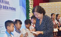 Nguyên Phó Chủ tịch nước Trương Mỹ Hoa trao học bổng Vừ A Dính tại Bạc Liêu