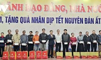 Hoạt động chúc Tết, tặng quà người lao động dịp Tết Ất Tỵ 2025