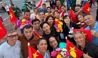 Kiều bào hân hoan tham gia lễ  diễu binh, diễu hành kỷ niệm 50 thống nhất đất nước