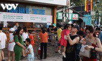 Người dân, du khách đổ về các điểm vui chơi, di tích lịch sử tại Thành phố Hồ Chí Minh