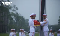 Lễ treo cờ rủ nguyên Chủ tịch nước Trần Đức Lương tại Quảng trường Ba Đình