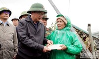 Phó Thủ tướng Hồ Quốc Dũng thăm hỏi, trao quà hỗ trợ người dân vùng lũ tại Lâm Đồng