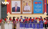 Người dân Campuchia và kiều bào vẫy cờ, hoa chào đón Tổng Bí thư Tô Lâm