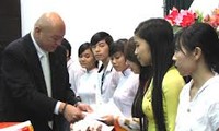 Hiệp hội Doanh nghiệp Nhật Bản trao học bổng tặng sinh viên Đại học Huế 