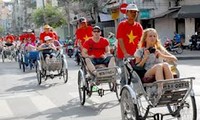 Thành phố Hồ Chí Minh đón đoàn khách quốc tế đầu tiên trong năm 2013   