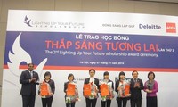 Trao tặng 1,2 tỷ đồng học bổng Thắp sáng tương lai 