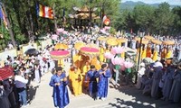 Hàng vạn tăng ni, phật tử và du khách dự lễ hội Quán Thế Âm năm 2014