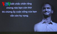 Diễn giả Nick Vujicic trò chuyện với trẻ em Thành phố Hồ Chí Minh