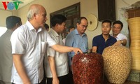 Chủ tịch UBTW MTTQ Việt Nam Nguyễn Thiện Nhân khảo sát làng nghề Gốm Phù Lãng, Bắc Ninh