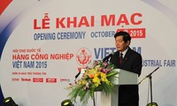 Khai mạc Hội chợ hàng công nghiệp Việt Nam 2015