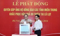 Lãnh đạo Đảng, Nhà nước, Chính phủ và các cơ quan quyên góp ủng hộ đồng bào miền Trung bị lũ lụt