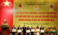 Hà Nội tuyên dương khen thưởng nhà giáo mẫu mực tiêu biểu