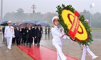 Leaders pay tribute to President Ho Chi Minh