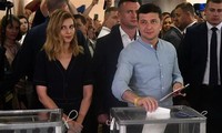 Ukraine election: President Zelensky's party heads for win