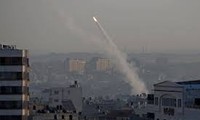 Israeli aircraft strike Gaza militants' facilities in response to rocket firing