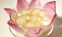 Longan and lotus seed sweet soup 