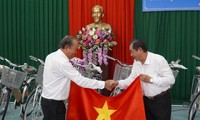 10,000 national flags given to Tra Vinh fishermen