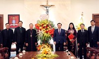 Hanoi Party leader extends Christmas greetings to Catholic priests, followers 