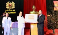 รองนายกรัฐมนตรีเวียดนาม Nguyễn Xuân Phúc แลกเปลี่ยนข้อราชการกับทบวงความมั่นคงหมายเลข๒