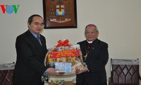 ประธานแนวร่วมปิตุภูมิเวียดนามเยี่ยมเยือนและอวยพรตรุษเต๊ตที่สำนักอาร์ชบิชอปฮานอย