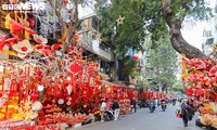 Hang Ma street turns bright red for Tet