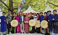 Quan Ho singing, Dong Ho paintings entertain Australian public