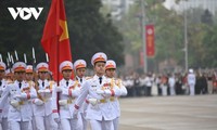 Специальная церемония поднятия флага по случаю 50-летия воссоединения страны