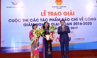 Lễ trao giải tác phẩm báo chí về công tác giảm nghèo giai đoạn 2016-2020