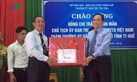 -Chủ tịch Uỷ ban Trung ương MTTQ Việt Nam tặng quà đồng bào dân tộc Thừa Thiên-Huế