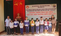 Chương trình “Nâng bước em đến trường” giúp học sinh nghèo vùng biên