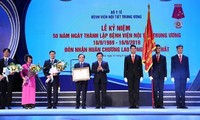  Phó Thủ tướng Phạm Bình Minh dự kỷ niệm 50 năm thành lập Bệnh viện Nội tiết Trung ương