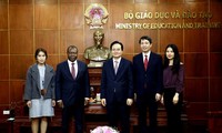 Bộ trưởng Phùng Xuân Nhạ tiếp Đại sứ Angola tại Việt Nam