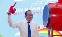 Phó Thủ tướng Trương Hòa Bình dự lễ khai giảng và trao mũ bảo hiểm cho học sinh tiểu học