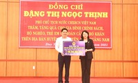 Tặng quà đồng bào nghèo, gia đình chính sách tại tỉnh Quảng Nam