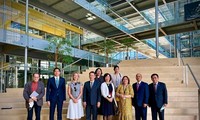 Đại sứ Việt Nam tại Thụy Sĩ thăm, làm việc với Cơ quan dự báo Khoa học và Ngoại giao Geneva