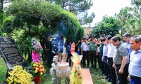 Thủ tướng Phạm Minh Chính dâng hương, viếng Đại tướng Võ Nguyên Giáp và các anh hùng, liệt sĩ