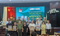 Trao tặng di ảnh Anh hùng Liệt sĩ “Mãi mãi tuổi 20”