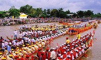 ពិធីអុំទូកងររបស់ជនរួមជាតិខ្មែរ នៅខេត្ត Soc Trangភាគខាងត្បូងវៀតណាម។