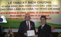 Trao kỷ niệm chương cho Tổng lãnh sự Cuba