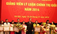 Trao giải Hội thi chung khảo giảng viên lý luận chính trị giỏi năm 2014