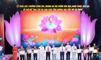 Trao giải  “Học tập và làm theo tấm gương đạo đức Hồ Chí Minh"