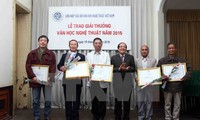 Trao giải thưởng Văn học Nghệ thuật năm 2015 